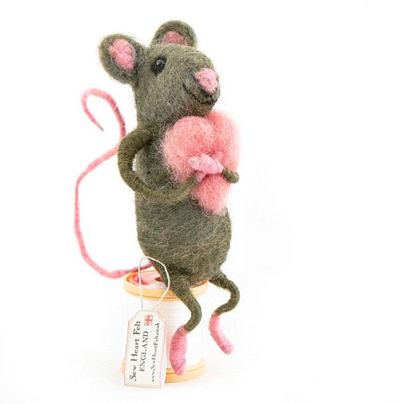 grey-sitting-felt-mouse-hugging-a-balloon-decoration-sew-heart-felt