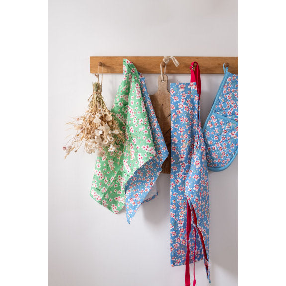 saxifrage-organic-cotton-apron-emily-burningham-museums-galleries