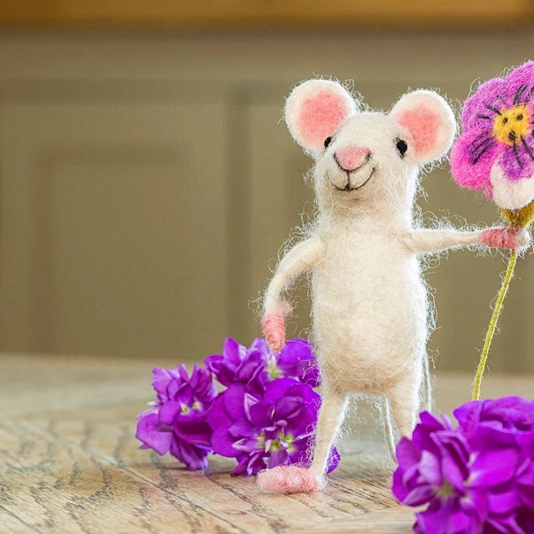 mouse-holding-pansy-felt-decoration-sew-heart-felt