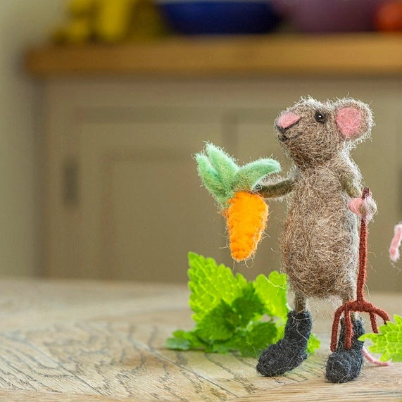 gardener-mouse-felt-decoration-sew-heart-felt