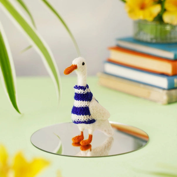 dan-the-duck-in-blue-jumper-felt-decoration-sew-heart-felt