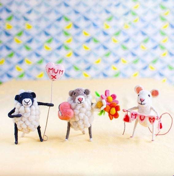 heart-and-flowers-felt-sheep-decoration-sew-heart-felt