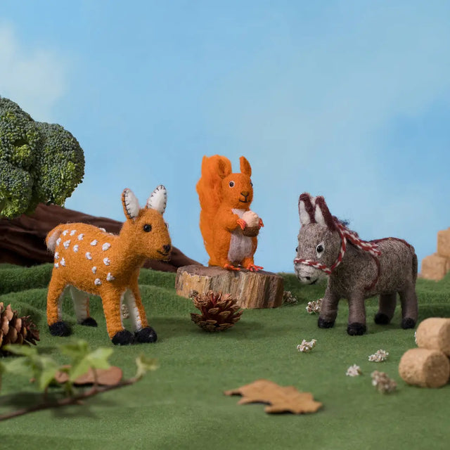 cyril-squirrel-felt-decoration-sew-heart-felt