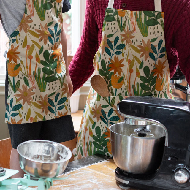 bud-floral-print-apron-plewsy