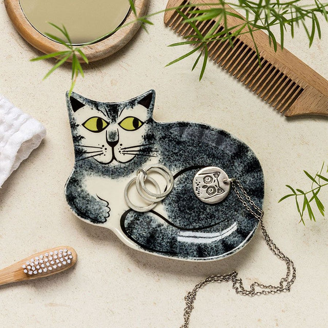 grey-tabby-cat-dish-hannah-turner