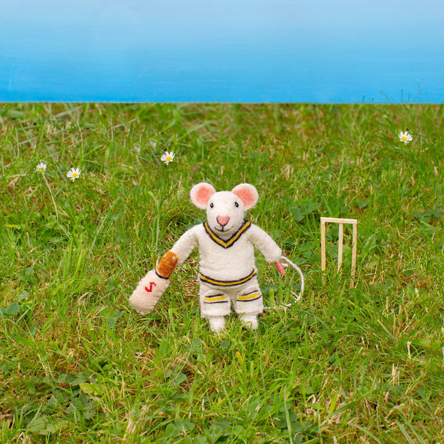 cricketer-mouse-felt-decoration-sew-heart-felt