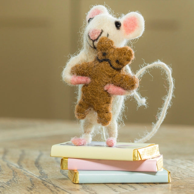 baby-mouse-with-bear-felt-decoration-sew-heart-felt