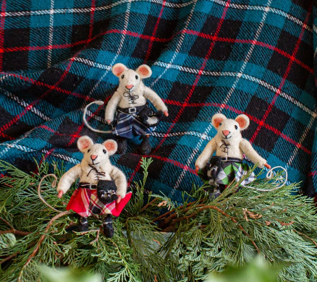 scottish-red-kilted-felt-mouse-decoration-sew-heart-felt