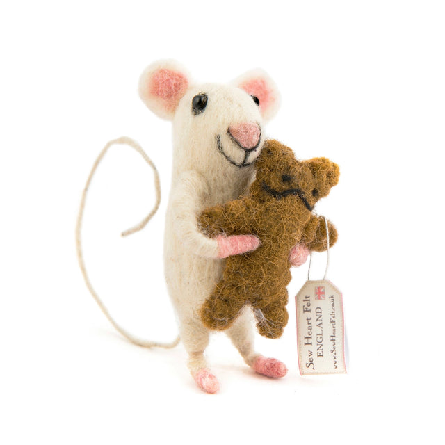 baby-mouse-with-bear-felt-decoration-sew-heart-felt