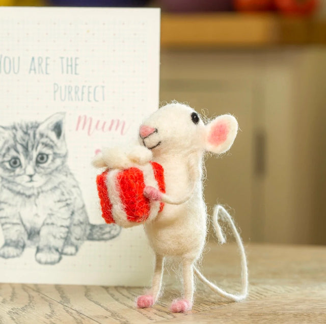 mouse-with-present-felt-decoration-sew-heart-felt