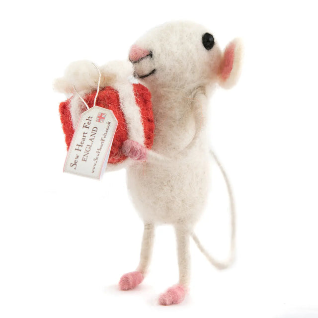 mouse-with-present-felt-decoration-sew-heart-felt